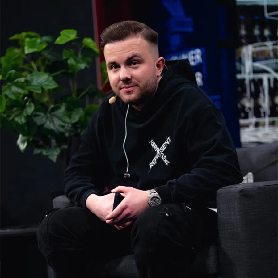 Simon Schildgen alias GamerBrother im AT-Broski-Studio