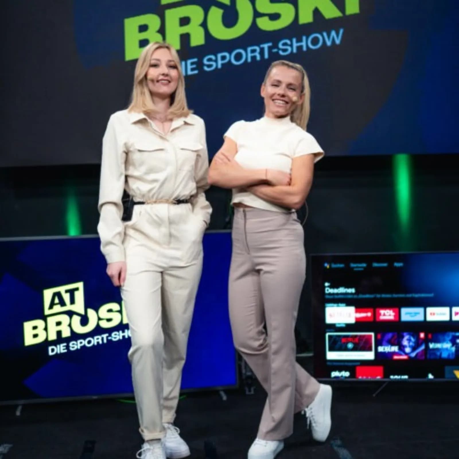 Sport-Gäste auf der AT-Broski-Bühne vor dem Studio-Logo