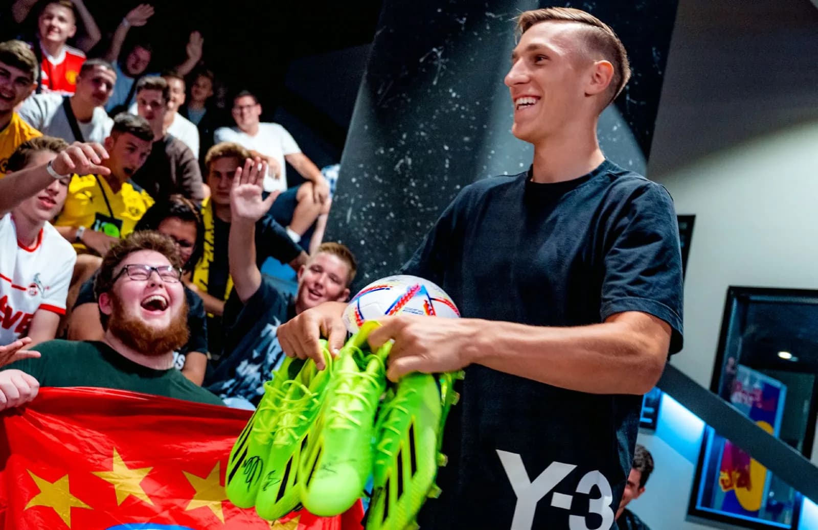 Bundesliga-Profi mit Schuhen vor jubelndem Publikum im AT-Broski-Studio