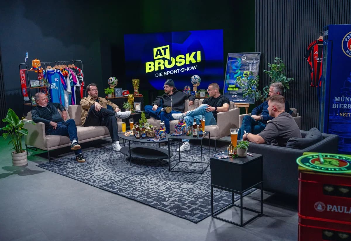AT Broski Talkrunde mit fünf Gästen auf der Couch im Studio